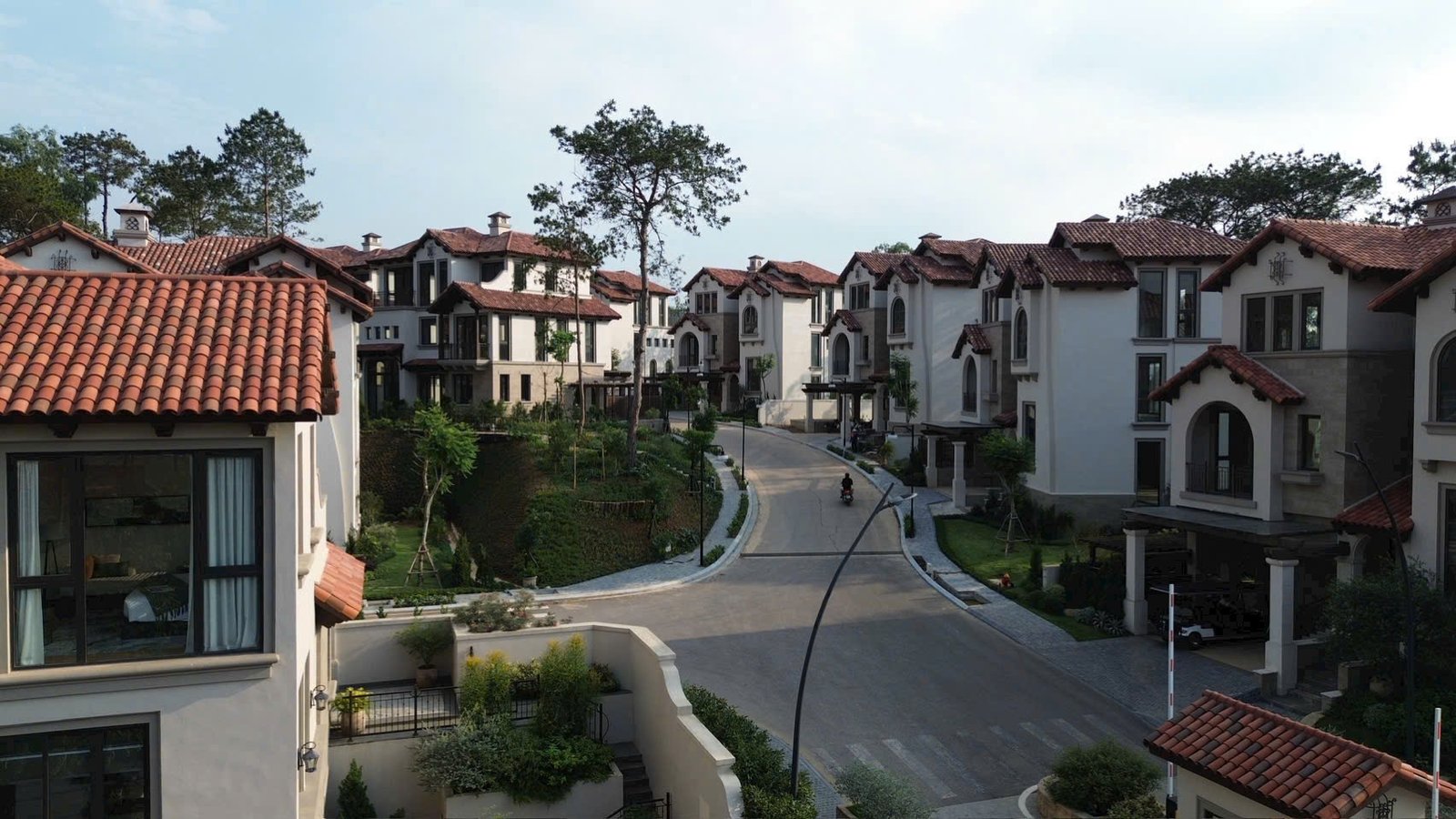 Nội khu Valley Park tại dự án biệt thự Thanh Xuân Valley - ảnh thực tế khu vực cây xanh và không gian đi bộ.
